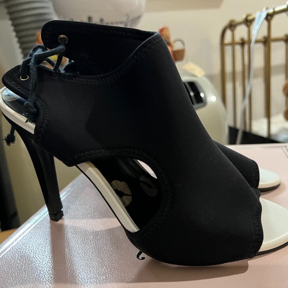 Juicy Couture Women's Shoes/JCMALORIE/Back Laceup/Black/size: 6/ 4.5" Heels